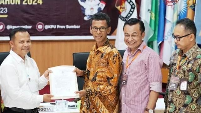 Mevrizal (kiri), pengacara yang maju sebagai calon anggota Dewan Perwakilan Daerah (DPD) RI saat mendaftarkan diri ke KPU Sumbar, Jln Pramuka Kota Padang.