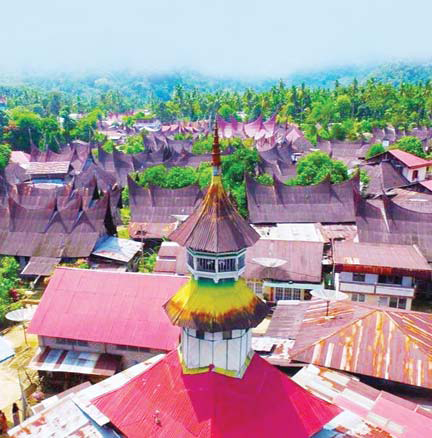 DAYA TARIK: Pemandangan jejeran rumah gadang dipadu dengan suasana alam yang asri.(IST)