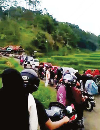 PADAT: Pengunjung berdesak-desakan melihat keindahan alam Nagari Sikabu-kabu Tanjuang Haro Padang Panjang, Kecamatan Luak Kabupaten Limapuluh Kota beberapa waktu lalu.(IST)