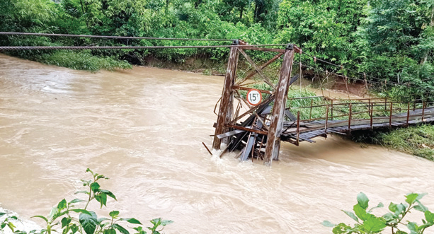 PUTUS: Satu jembatan putus karena tingginya dan derasnya debit air di Nagari Amping Parak Timur, Kecamatan Sutera, Kabupaten Pesisir Selatan kemarin.(DOK. BPBD PESSEL)