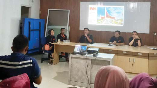 RENCANA KEGIATAN: Presiden IMA Chapter Padang Darmawi bersama jajaran pengurus menjelaskan rencana kegiatan rakernas IMA, Rabu (10/5).(IST)