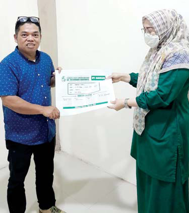 SIAP BERJUANG : Zondra Madris menerima hasil Medical Check Up dari petugas kesehatan RSUD Achmad Darwis Suliki.(ISRT)