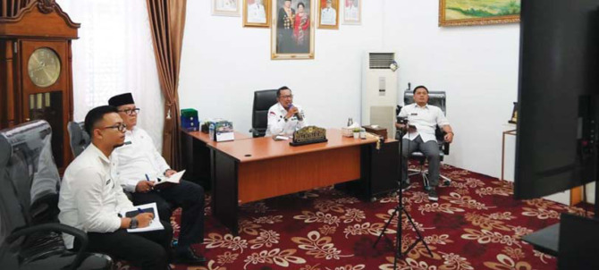 RAPAT: Bupati Tanahdatar Eka Putra saat zoom meeting membahas pertemuan Kongres Minang dan Bundo Kanduang sedunia, kemarin.(IST)