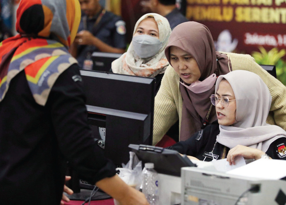 PENDAFTARAN USAI: Petugas KPU Pusat melakukan verifikasi berkas pengajuan bakal calon legislatif (bacaleg) Pemilu 2024 di Kantor KPU Pusat, Jakarta, Minggu (14/5). KPU RI menutup masa pendaftaran calon legislatif (caleg) DPR RI, DPRD, dan DPD Pemilu 2024