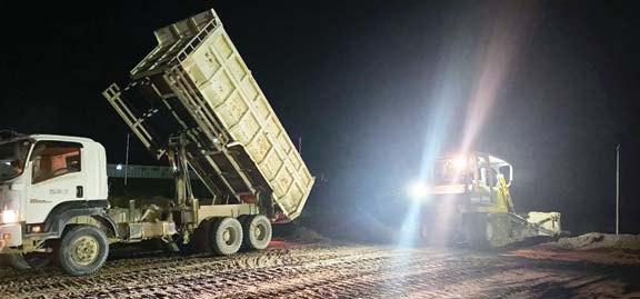 TERUS BERPROGRES: Proses penimbunan pada pengerjaan Tol Padang-Sicincin di STA 23+100-23+200 L beberapa waktu lalu.(HKI FOR PADEK)