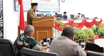 RAPAT PARIPURNA: Bupati Tanahdatar Eka Putra menyampaikan penjelasan tiga ranperda pada rapat paripurna DPRD Tanahdatar, Selasa (23/5).(IST)