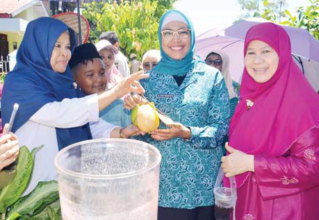 OPTIMISTIS: Ketua TP PKK Kota Padang Genny Hendri Septa mendampingi Ketua Tim Penilai Harneli Bahar melakukan penilaian, Rabu (24/5).(IST)