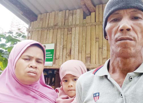 BUTUH BANTUAN: Elimisdar dan suaminya Dasrizal, di rumah mereka yang sederhana di Jorong Balai, Nagari Pilubang, Kecamatan Harau, Kabupaten Limapuluh Kota.(IST)