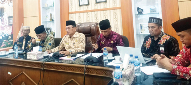 BERI PENJELASAN: Kakanwil Kemenag Sumbar Helmi menyampaikan proses persiapan pelaksanaan haji tahun 2023 pada sejumlah wartawan, Kamis (25/5).(EKA RIANTO/PADEK)