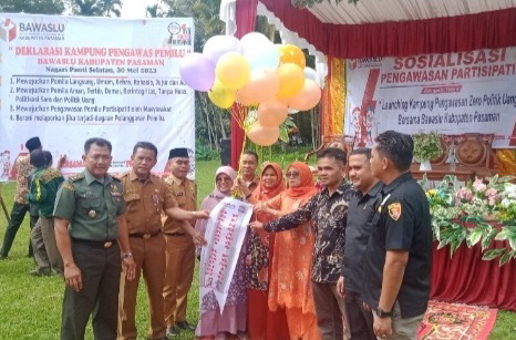 PELUNCURAN: Ketua Bawaslu Kabupaten Pasaman Rini Juwita meluncurkan Kampung Pengawasan Zero Politik Uang di Lapangan Bola Ampang Gadang Nagari Panti Selatan, Selasa (30/5).(IST)