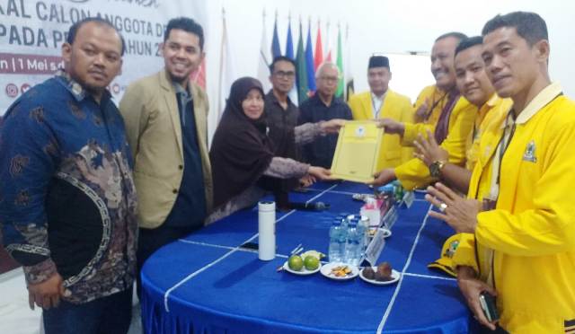 Partai Golkar Pariaman daftarkan Bacaleg ke KPU Pariaman, Minggu, pukul 4 sore.