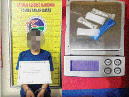 TIDAK BERKUTIK: Seorang terduga pelaku penyalahgunaan sabu diamankan Tim Tarantula Satres Narkoba Polres Tanahdatar, Rabu (10/ 5) malam.(IST)