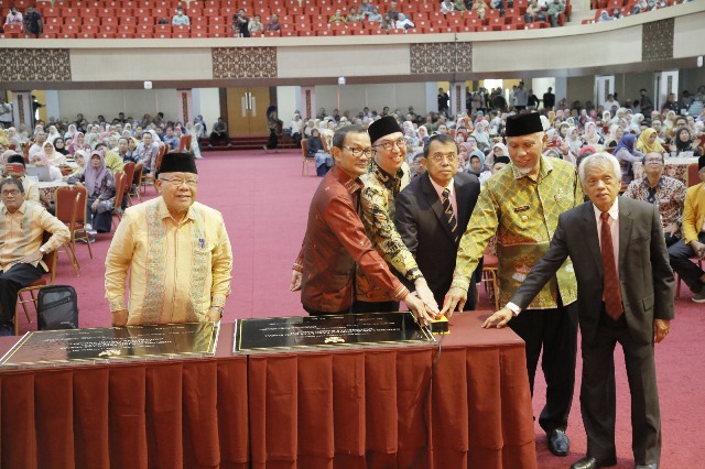Dalam sidang terbuka Majelis Wali Amanat (MWA), Rektor UNP Ganefri dan Gubernur Sumbar Mahyeldi menekan tombol peresmian Dekanat Fakultas Teknik dan Gedung Laboratorium Fakultas Ilmu Sosial.