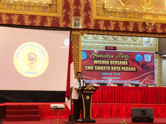 Kepala FKKS Padang Nofrizal memberikan sambutan saat Wisuda Bersama SMK Swasta Padang di UPI Convention Center, Senin (29/5).