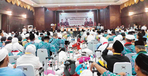 JELANG KEBERANGKATAN: Jamaah calon haji yang tergabung dalam kloter 1 Embarkasi Padang mengikuti acara pelepasan tadi malam. Mereka berangkat ke Tanah Suci dari Bandara Internasional Minangkabau dini hari tadi.(KURNIA SANDI/PADEK)