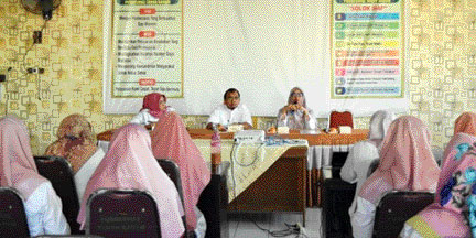 KOORDINASI: Suasana monitoring dan evaluasi PIS-PK terintegrasi lintas program di aula Puskesmas Tanahgaram Kota Solok, Rabu (31/5).