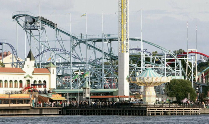 Pemandangan umum rollercoaster Jetline di taman hiburan Grona Lund di Stockholm, Swedia. (Foto: AP/TT/Fredrik Persson)