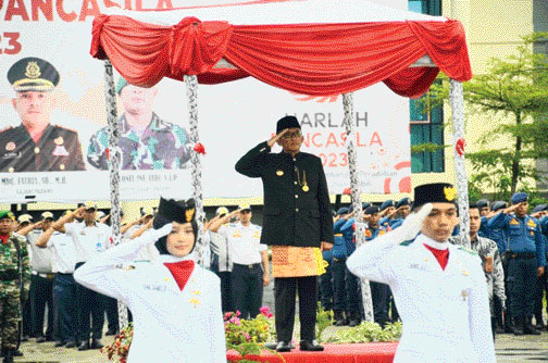 KHIDMAT: Wali Kota Padang Hendri Septa menjadi pembina upacara peringatan Hari Lahir Pancasila Tingkat Kota Padang di Lapangan Balaikota Aiepacah, Kamis (1/6).(IST)