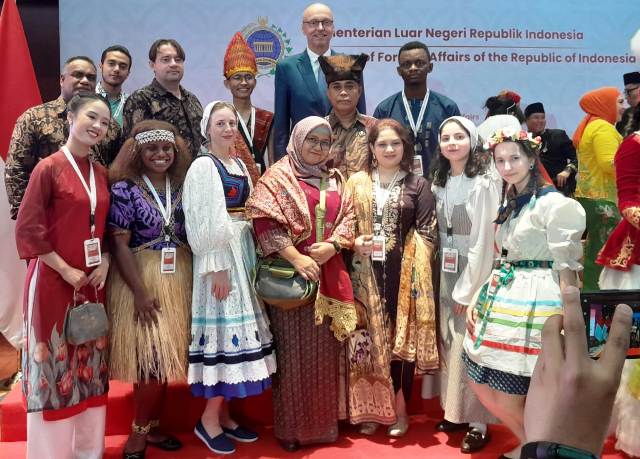 Peserta Beasiswa Seni dan Budaya Indonesia (BSBI) 2023 dari 9 negara, belajar seni budaya Minangkabau di Sanggar Seni dan Musik Syofyani, Padang, Sumatera Barat.