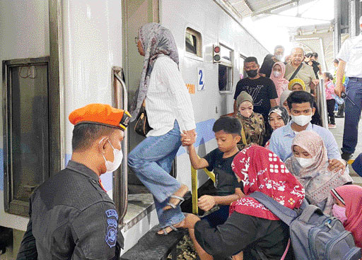 PERESMIAN: Sejumlah penumpang saat menaiki KA Sibinuang yang berganti nama menjadi KA Pariaman Ekspres di Stasiun Padang, Simpangharu, kemarin.(IST)