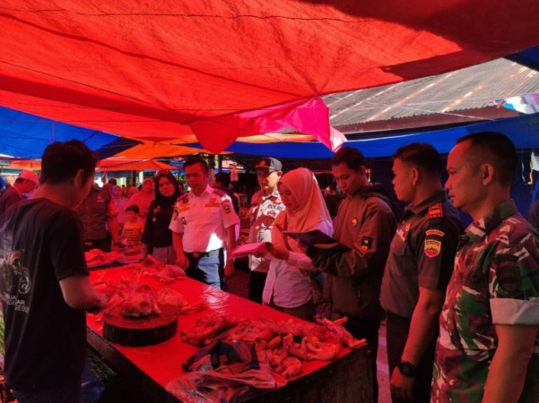 TINJAU: TPID Kabupaten Solok monitoring harga di Pasar Nagari Sungailasi, Sabtu (3/6).(IST)