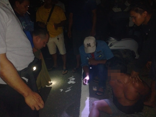 TIDAK BERKUTIK: Pelaku diduga pengedar sabu dibekuk Tim Tarantula Satres Narkoba Polres Tanahdatar di pinggir jalan raya Kecamatan Limakaum, Jumat (2/6) sore.(IST)