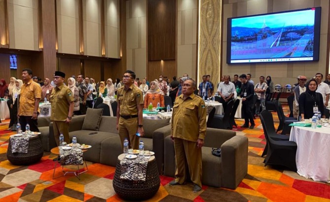 Kabid Sejarah Nilai Tradisi dan Adat Fadli Junaidi memberi sambutan Bimtek Penguatan Adat dan Budaya Minangkabau, di Padang, Senin (12/6).