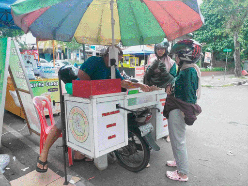 MENGELUH: Naiknya harga telur ayam di Kota Padang membuat pedagang telur gulung di Kota Padang mengeluh karena omzetnya menurun.(KURNIA SANDI/PADEK)