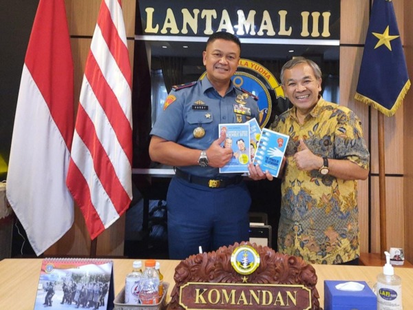 Dr Aqua Dwipayana menyerahkan buku karyanya kepada Danlantamal III Jakarta Brigjen TNI (Mar) Harry Indarto saat silaturahmi, Senin (20/6/2023).