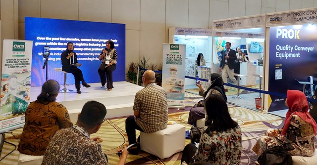 Direktur CKB Group Ety Puspitasari dan Division Head of Corporate Communication & CSR PT ABM Investama Tbk Emilia Katrina Sitompul (kanan)