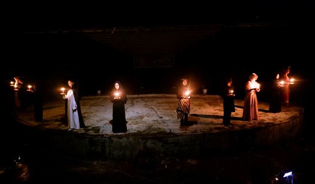 Panggung Puisi mahasiswa Jurusan Sastra Indonesia, Fakultas Ilmu Budaya Unand di kampus Limau Manis.