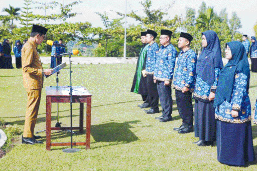 DIMINTA AMANAH: Bupati Limapuluh Kota, Safaruddin Datuak Bandaro Rajo mengambil sumpah jabatan ASN di Halaman Kantor Bupati Limapuluh Kota, Senin (5/6).(IST)