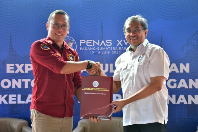 Analis Pengelola Keuangan, Bayu Eko Wibowo, mewakili Kepala Pelabuhan Perikanan Samudera (PPS) Bungus, dan Kepala Departemen Perencanaan & Pengendalian Produksi PT Semen Padang Juke Ismara.