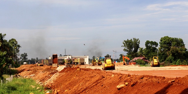 Proses pembangunan Tol Padang-Pekanbaru Seksi Duku-Sicincin di Nagari Sikabu, Kecamatan Lubukalung, Senin (12/6). ARIS PRIMA GUNAWAN/PADEK