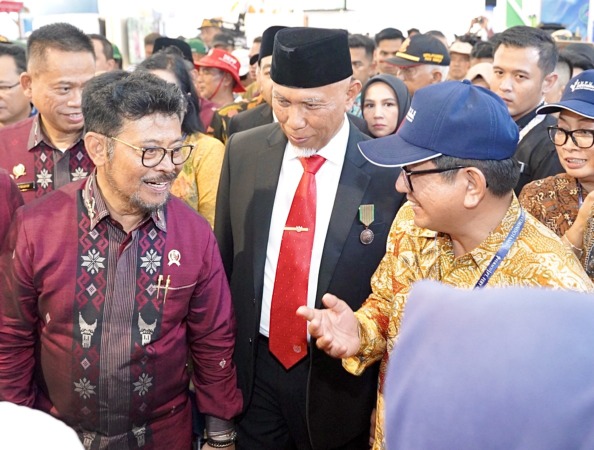 Direktur Utama Petrokimia Gresik Dwi Satriyo Annurogo menjelaskan Smart Precision Farming kepada Mentan Syahrul Yasin Limpo (kiri) dan Gubernur Sumbar Mahyeldi (tengah).