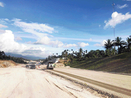 DIKEBUT: Pengerjaan pembangunan fisik tol Seksi Padang-Sicincin terus dikebut. Hingga kemarin (5/6) pekerjaan pembangunan terus dilakukan.(IST)