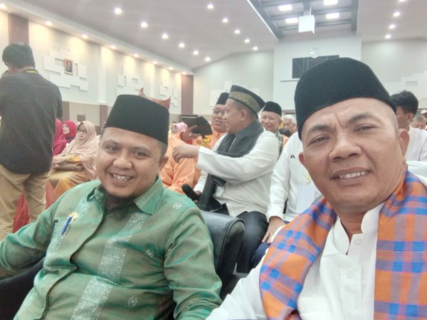 Ketua DPRD Pessel, Ermizen (kiri), saat menghadiri Halalbihalan dan Silatnas PKPS 2023 di Aula Sudirman Gedung Makodam Jayakarta, Cawang, Jakarta, Kamis lalu (dok panitia Silatnas).(IST)