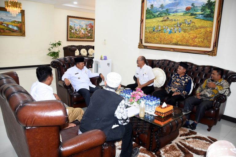 Bupati Agam Andri Warman saat beraudiensi dengan Camat Malalak, Rahmat Fajri dan Camat Tanjung Raya, Roza Syafdefianti serta tokoh masyarakat setempat,