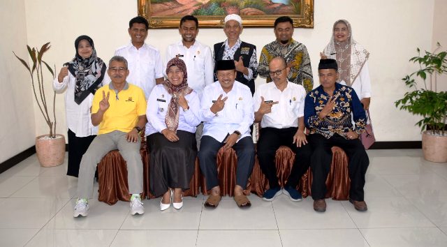 Bupati Agam Andri Warman saat beraudiensi dengan Camat Malalak, Rahmat Fajri dan Camat Tanjung Raya, Roza Syafdefianti serta tokoh masyarakat setempat, di Rumah Dinas Bupati Agam, Rabu (21/6).