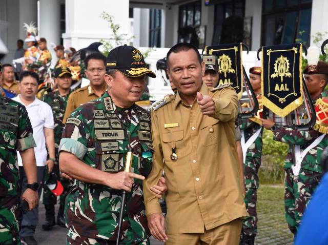 Danjen Akademi TNI Letjen TNI, Teguh Arief Indratmoko dan Wali Kota Pariaman Genius Umar terlihat begitu akrab saat kunjungan kerja ke Latsitarda Yonarlat II Hiu di Kota Pariaman, Selasa (6/6/23).