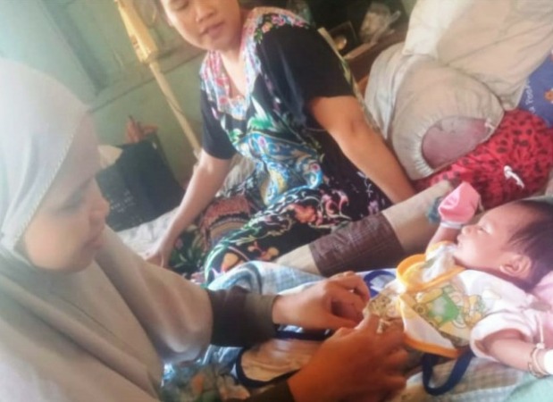 Petugas Puskesmas Tanjung Beringin, Kecamatan Lunang, saat melakukan kunjungan bayi dan ibu nifas, Jumat (9/6) lalu. (dok Dinkes)