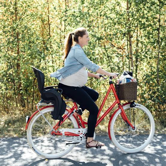 Ilustrasi ibu hamil bersepeda. (Foto: Pop Sugar)