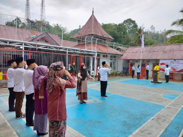 Peserta upacara peringatan Harlah Pancasila di Lapas Kelas III Suliki mengenakan pakaian adat daerah Minang yakni pakaian taluak balango dan basiba.