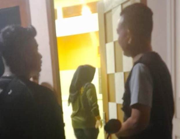 Satpol PP Padang gerebek salah satu kos-kosan di Kecamatan Padang Barat, Jumat malam (16/6).