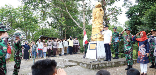 UPACARA: Wakil Bupati Pasaman, Sabar AS memimpin upacara peringatan Hari Lahir Pancasila di Bukit Takjadi, Kecamatan Bonjol, Kabupaten Pasaman, Kamis (1/6).(ANDIKA/PADEK)