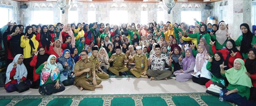 EDUKASI: Pembinaan kepada penerima PKH, di Masjid Jamik Ludai Nagari Pagaruyung, Kamis (1/6).(IST)