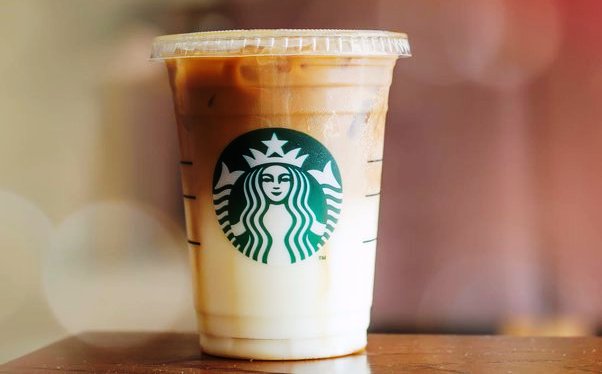 Beberapa menu ini best seller dari Starbucks, sebut saja Caramel Macchiato ini.