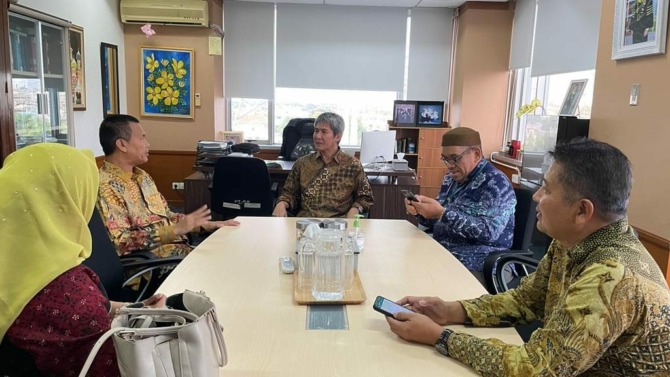 Wako Pariaman Genius Umar berdiskusi bersama Rektor IT PLN  Iwa Garniwa, beberapa waktu lalu.