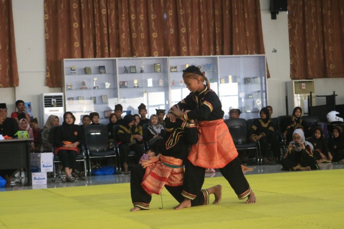 Dua pesilat seleksi menunjukkan kebolehan pada   Festival Silat Tradisi Nusantara yang dilaksanakan IPSI Kota Padang. Foto-IPSI Sumbar