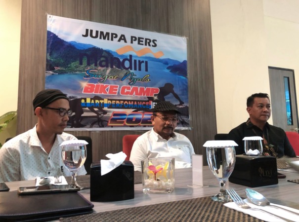 Wakil Komisaris Utama Bank Mandiri  Andrinof Chaniago (tengah) didampingi Pj Wali Nagari Sungai Nyalo Ressi Amra (kiri) dan Area Head  Bank Mandiri Padang Okta Riza saat konferensi pers Mandiri Sungai Nyalo Bike Camp 2023 yang akan digelar di kawasan wisa